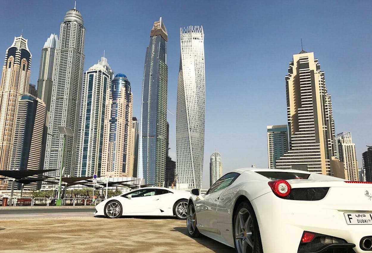 Dubai Sykline mit Autos