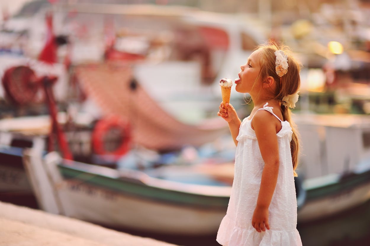 Kind mit Eis im Hafen