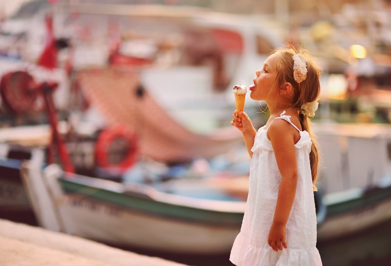 Kind mit Eis im Hafen