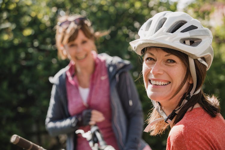 zwei Damen lachend mit Fahrradhelm