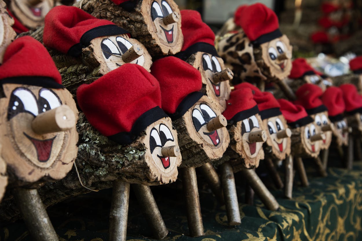Weihnachtliche Holzstämme mit Gesicht und Beinen