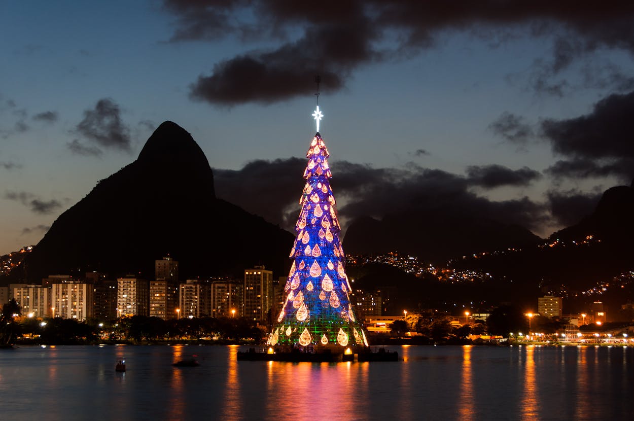 Schwimmender Weihnachtsbaum in Rio de Janeiro