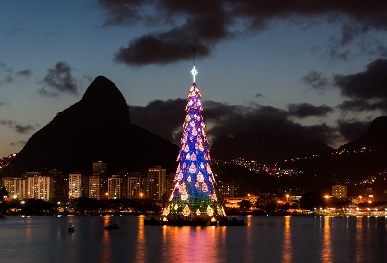 Schwimmender Weihnachtsbaum in Rio de Janeiro