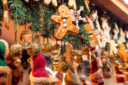 Weihnachtsmarkt-Bude mit Lebkuchenmännchen und grünen Zweigen