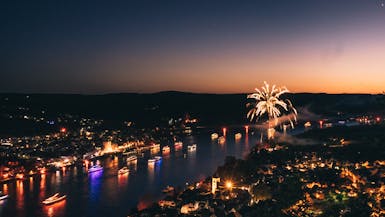 Rhein erleben: Feuerwerk über dem Fluss