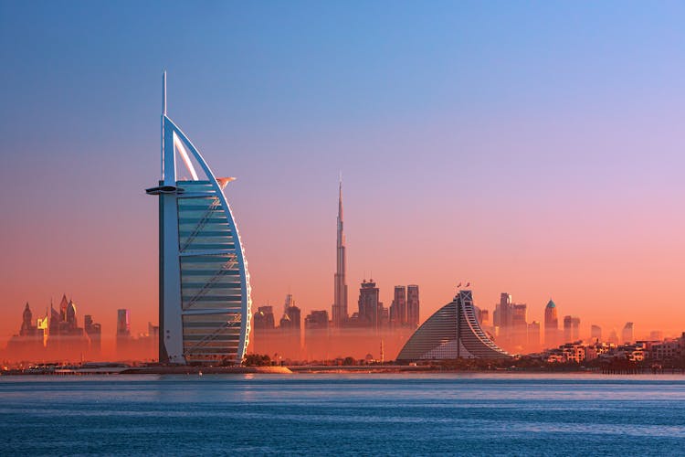 Q:\Destinationen\Emirate\Dubai\Burj Al Arab\Dubai_Skyline_Burj Al Arab_AdobeStock_381683427 © Rastislav Sedlak SK.jpeg