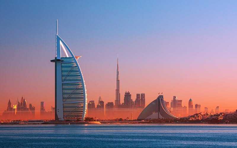 Q:\Destinationen\Emirate\Dubai\Burj Al Arab\Dubai_Skyline_Burj Al Arab_AdobeStock_381683427 © Rastislav Sedlak SK.jpeg